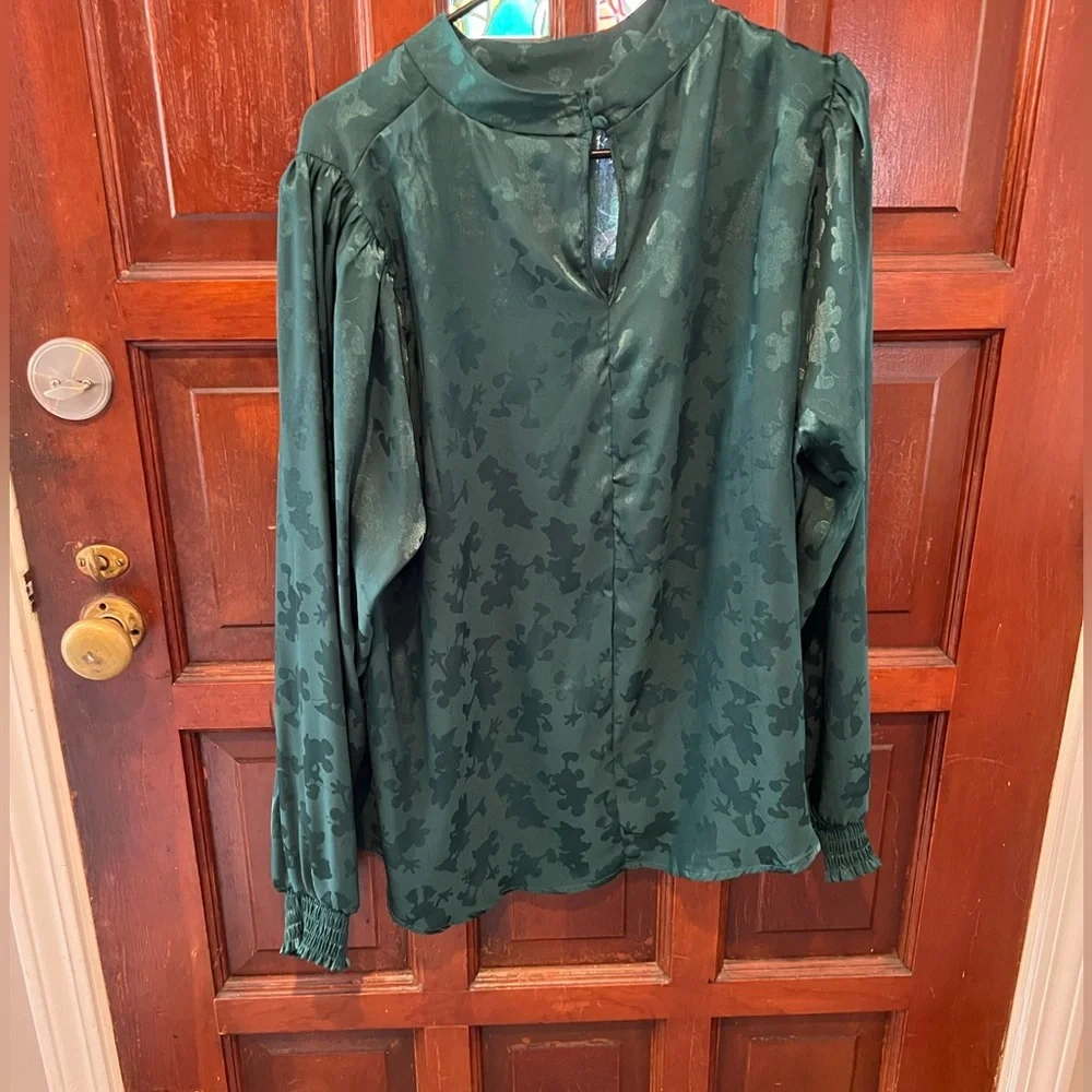Torrid Minnie and Mickey Emerald Green Puff Sleeve Blouse size 1 - Picture 4 of 7